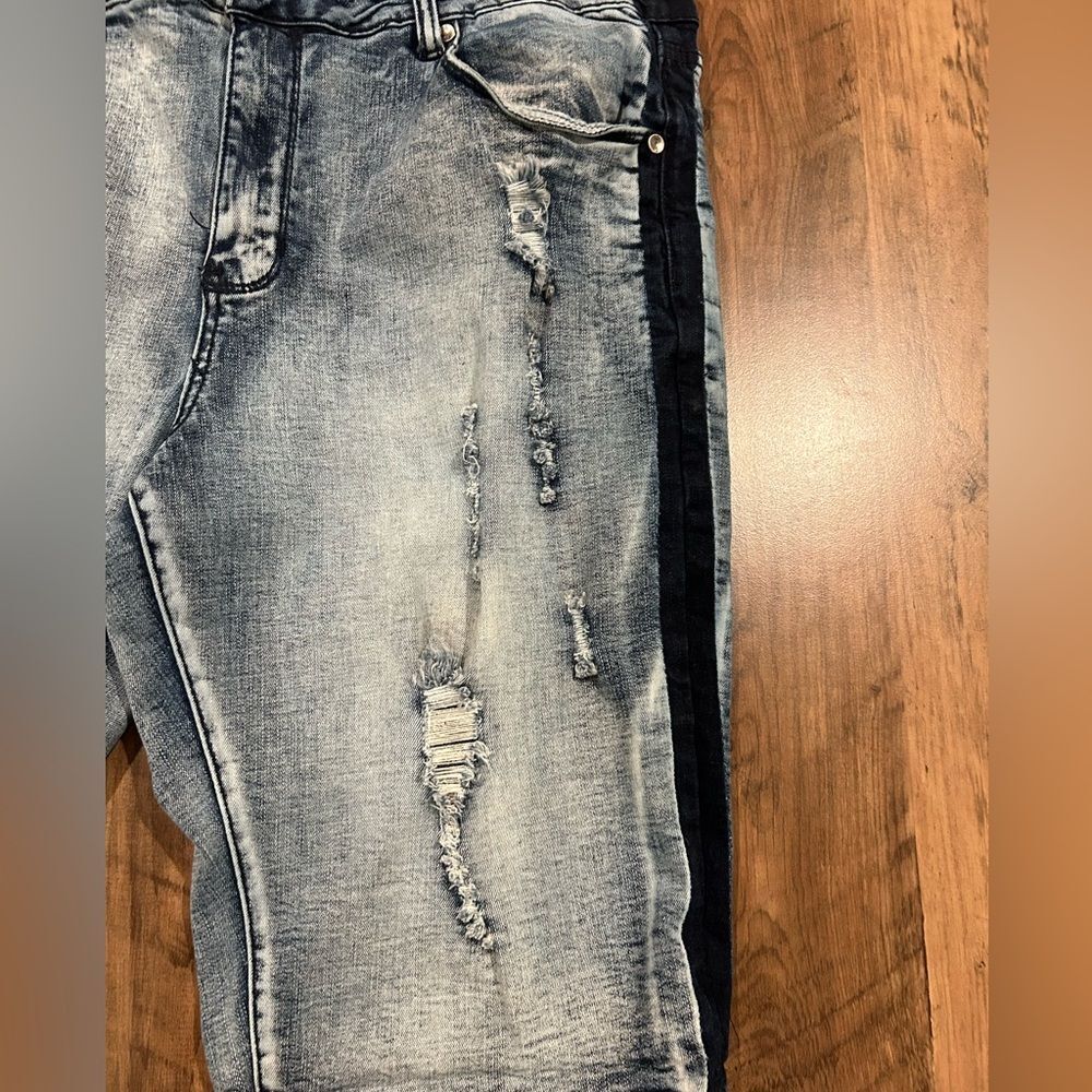 Men's Distressed Gray Jean Shorts - Picture 6 of 7